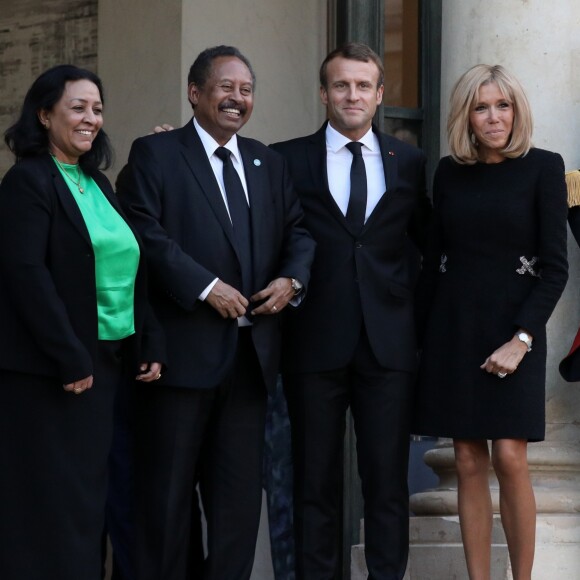Le président Emmanuel Macron et la première dame, Brigitte Macron raccompagnent son Excellence Abdallah Hamdok, Premier ministre du Soudan et son épouse après un entretien au palais de l'Elysée, à Paris, le 30 septembre 2019. © Stéphane Lemouton / Bestimage