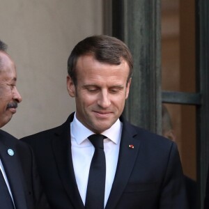 Le président Emmanuel Macron et la première dame, Brigitte Macron raccompagnent son Excellence Abdallah Hamdok, Premier ministre du Soudan et son épouse après un entretien au palais de l'Elysée, à Paris, le 30 septembre 2019. © Stéphane Lemouton / Bestimage