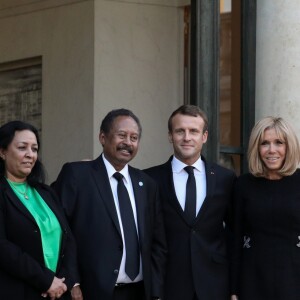 Le président Emmanuel Macron et la première dame, Brigitte Macron raccompagnent son Excellence Abdallah Hamdok, Premier ministre du Soudan et son épouse après un entretien au palais de l'Elysée, à Paris, le 30 septembre 2019. © Stéphane Lemouton / Bestimage