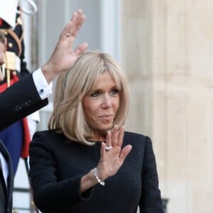 Le président Emmanuel Macron et la première dame, Brigitte Macron raccompagnent son Excellence Abdallah Hamdok, Premier ministre du Soudan et son épouse après un entretien au palais de l'Elysée, à Paris, le 30 septembre 2019. © Stéphane Lemouton / Bestimage