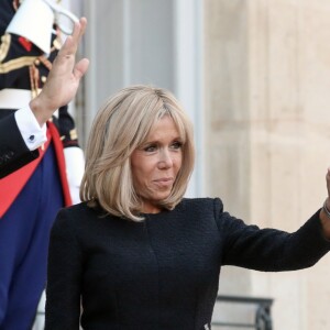 Le président Emmanuel Macron et la première dame, Brigitte Macron raccompagnent son Excellence Abdallah Hamdok, Premier ministre du Soudan et son épouse après un entretien au palais de l'Elysée, à Paris, le 30 septembre 2019. © Stéphane Lemouton / Bestimage