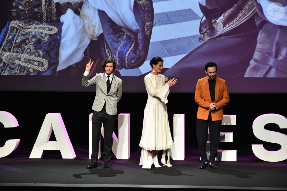 De gauche à droite, Alexander Vlahos, Elisa Lasowski et George Blagden durant la soirée d'ouverture de la 1ère édition du festival Canneseries le 4 avril 2018, à Cannes. © Bruno Bebert/Bestimage