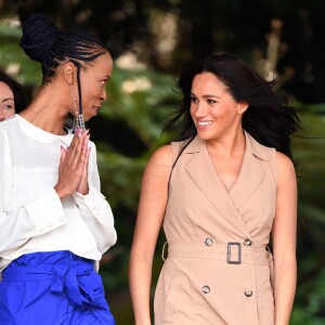 Meghan Markle, en robe trench Banana Republic, à l'Université de Johannesburg où elle participe à une table ronde avec l'Association des universités du Commonwealth, dont elle est la marraine à Johannesburg, Afrique du Sud, le 1er octobre 2019.