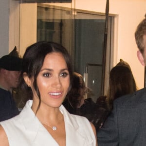 Meghan Markle, enceinte en robe blazer Leap of Faith, lors de son voyage à Wellington, en Nouvelle-Zélande, le 29 octobre 2018.