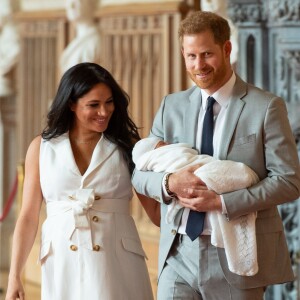 Le prince Harry et Meghan Markle, en robe Wales Bonner, présentent leur fils Archie dans le hall St George au château de Windsor le 8 mai 2019.