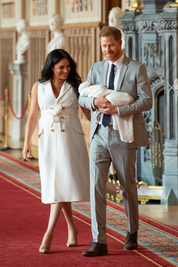 Le prince Harry et Meghan Markle, en robe Wales Bonner, présentent leur fils Archie dans le hall St George au château de Windsor le 8 mai 2019.