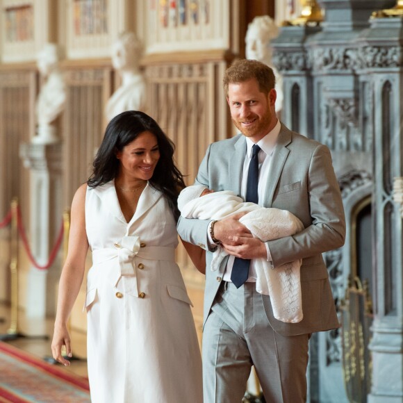 Le prince Harry et Meghan Markle, en robe Wales Bonner, présentent leur fils Archie dans le hall St George au château de Windsor le 8 mai 2019.