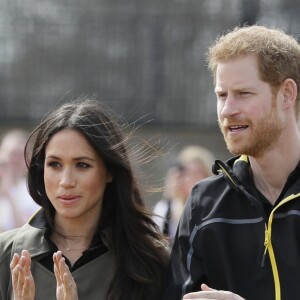 Le prince Harry et Meghan Markle, en trench Aritzia, lors d'une rencontre avec des athlètes des Invictus Games à l'université de Bath le 6 avril 2018.