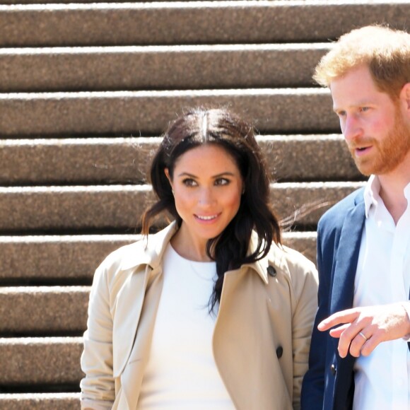 Le prince Harry et sa femme Meghan Markle, en trench-coat Martin Grant, arrivent à l'opéra de Sydney le premier jour de leur première tournée officielle en Australie, le 16 octobre 2018.