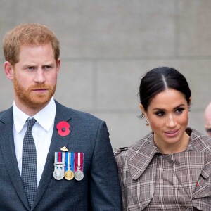 Le prince Harry et Meghan Markle, en trench-coat Karen Walker, assistent à une cérémonie de bienvenue traditionnelle "Hongi" sur les pelouses de la Government House à Wellington, Nouvelle-Zélande, le 28 octobre 2018.