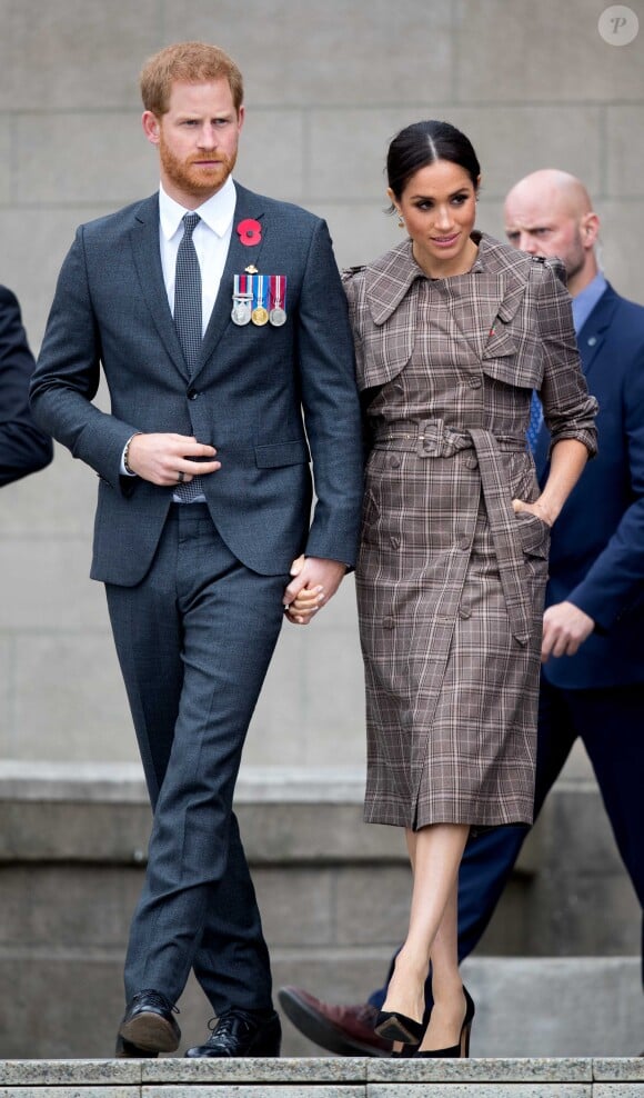 Le prince Harry et Meghan Markle, en trench-coat Karen Walker, assistent à une cérémonie de bienvenue traditionnelle "Hongi" sur les pelouses de la Government House à Wellington, Nouvelle-Zélande, le 28 octobre 2018.