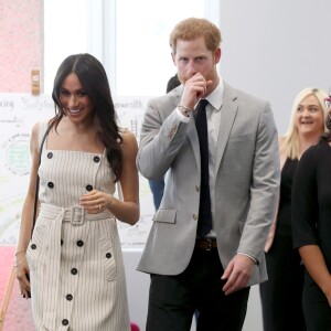 Le prince Harry et Meghan Markle, en robe Altuzarra, lors d'une réception du forum des jeunes pendant le Commonwealth Heads of Government Meeting à Londres le 18 avril 2018.