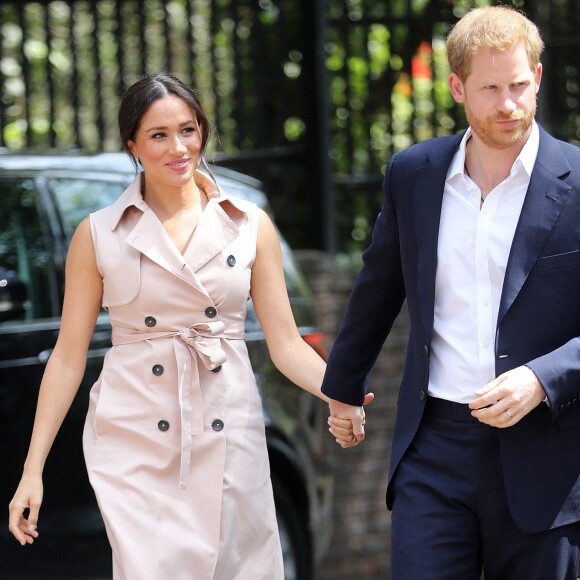 Meghan Markle (en robe trench Nonie) et le prince Harry à Johannesburg, le 2 octobre 2019.