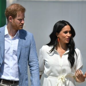 Le prince Harry, duc de Sussex, et Meghan Markle, duchesse de Sussex, rencontrent des jeunes entrepreneurs locaux à Tembisa, Afrique du Sud, le 2 octobre 2019, et prennent connaissance d'initiatives en matière de compétences répondant au défi croissant du chômage auquel font face les jeunes en Afrique du Sud, le dernier jour de leur tournée en Afrique.