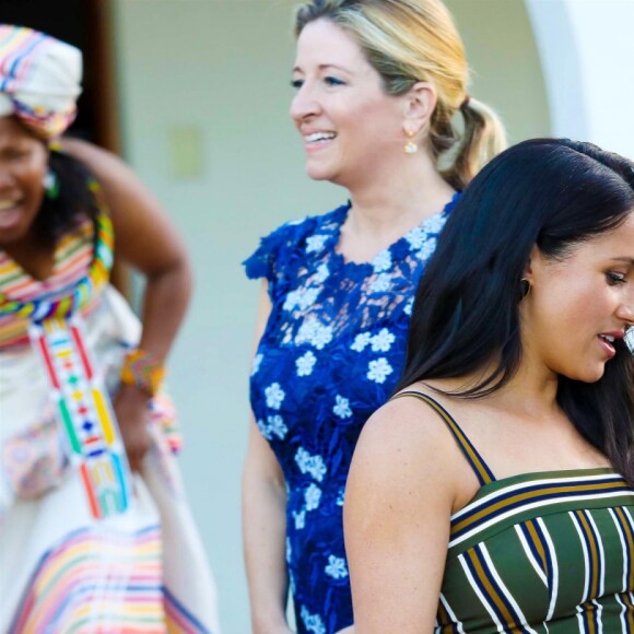 Le prince Harry, duc de Sussex, et Meghan Markle, duchesse de Sussex, lors d'une réception dans les jardins de la résidence du haut-commissaire britannique au Cap, Afrique du Sud, le 24 septembre 2019.
