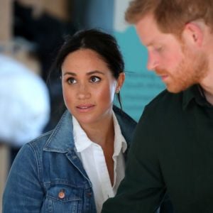 Le prince Harry, duc de Sussex, et Meghan Markle, duchesse de Sussex rencontrent les membres de "Waves for Change" un organisme de bienfaisance qui travaille avec les surfeurs locaux sur la plage de Monwabisi au Cap lors de leur 2ème journée en Afrique du Sud, le 24 septembre 2019.