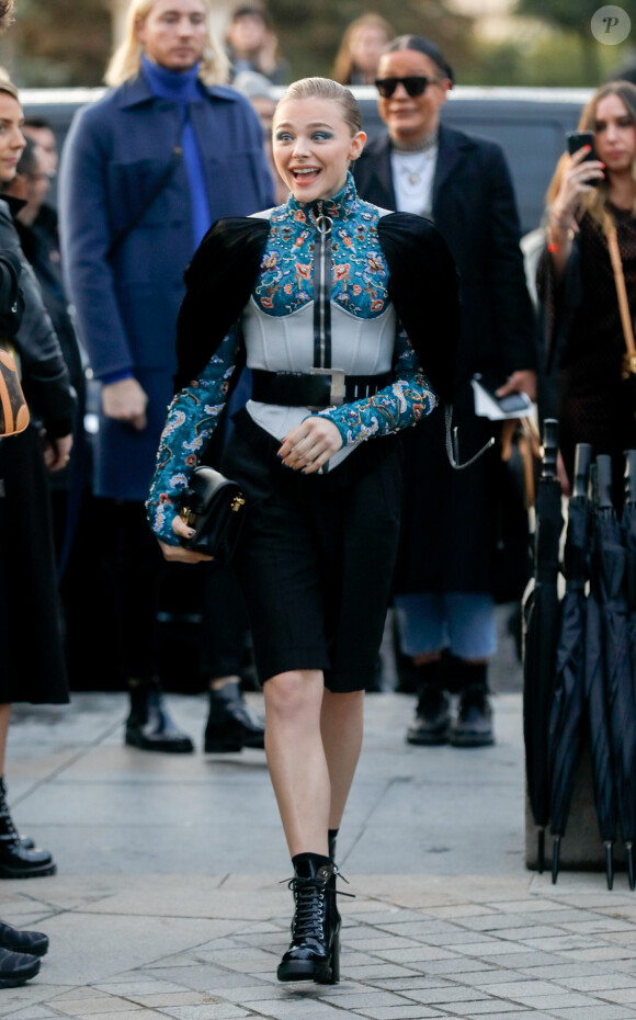 Chloë Grace Moretz arrive à la Cour Carrée du Louvre pour assister au défilé de mode PAP femme printemps-été 2020 Louis Vuitton à Paris. Le 1er octobre 2019 © Veeren Ramsamy-Christophe Clovis / Bestimage