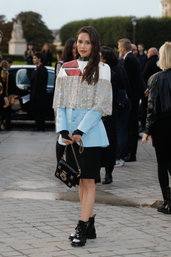 Kelsey Asbille (Chow) arrive à la Cour Carrée du Louvre pour assister au défilé de mode PAP femme printemps-été 2020 Louis Vuitton à Paris. Le 1er octobre 2019 © Veeren Ramsamy-Christophe Clovis / Bestimage