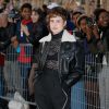 Héloïse Letissier (Christine and the Queens) arrive à la Cour Carrée du Louvre pour assister au défilé de mode PAP femme printemps-été 2020 Louis Vuitton à Paris. Le 1er octobre 2019 © Veeren Ramsamy-Christophe Clovis / Bestimage