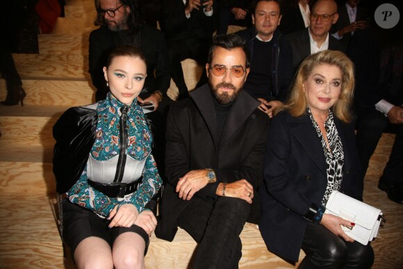 Chloë Grace Moretz, Justin Theroux et Catherine Deneuve assistent au défilé de mode PAP femme printemps-été 2020 Louis Vuitton à Paris. Le 1er octobre 2019.