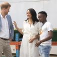 Le prince Harry, duc de Sussex, et Meghan Markle, duchesse de Sussex, rencontrent des jeunes entrepreneurs locaux à Tembisa près de Johannesburg, le 2 octobre 2019, lors de leur dernier jour en Afrique du Sud. Sur place, le couple princier a pris connaissance des initiatives en matière de compétences pour répondre au chômage croissant auquel sont confrontés les jeunes en Afrique du Sud.  The Duke and Duchess of Sussex visit Tembisa township near Johannesburg, where they met with local youth entrepreneurs and viewed skills initiatives addressing the rising unemployment challenge faced by youth in South Africa, on the last day day of their tour in Africa. October 2, 201902/10/2019 - Tembisa