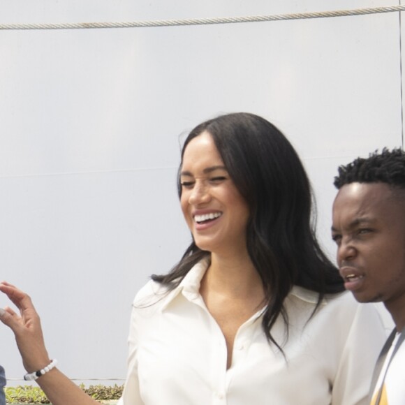 Le prince Harry, duc de Sussex, et Meghan Markle, duchesse de Sussex, rencontrent des jeunes entrepreneurs locaux à Tembisa près de Johannesburg, le 2 octobre 2019, lors de leur dernier jour en Afrique du Sud. Sur place, le couple princier a pris connaissance des initiatives en matière de compétences pour répondre au chômage croissant auquel sont confrontés les jeunes en Afrique du Sud.  The Duke and Duchess of Sussex visit Tembisa township near Johannesburg, where they met with local youth entrepreneurs and viewed skills initiatives addressing the rising unemployment challenge faced by youth in South Africa, on the last day day of their tour in Africa. October 2, 201902/10/2019 - Tembisa