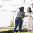 Le prince Harry, duc de Sussex, et Meghan Markle, duchesse de Sussex, rencontrent des jeunes entrepreneurs locaux à Tembisa près de Johannesburg, le 2 octobre 2019, lors de leur dernier jour en Afrique du Sud. Sur place, le couple princier a pris connaissance des initiatives en matière de compétences pour répondre au chômage croissant auquel sont confrontés les jeunes en Afrique du Sud.  The Duke and Duchess of Sussex visit Tembisa township near Johannesburg, where they met with local youth entrepreneurs and viewed skills initiatives addressing the rising unemployment challenge faced by youth in South Africa, on the last day day of their tour in Africa. October 2, 201902/10/2019 - Tembisa