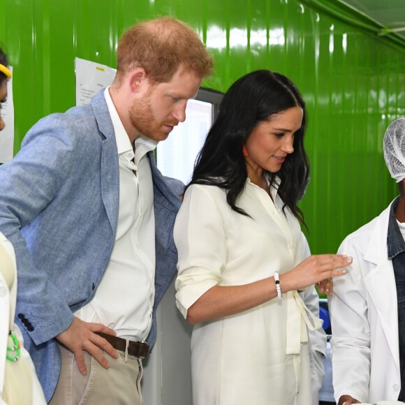 Le prince Harry, duc de Sussex, et Meghan Markle, duchesse de Sussex, rencontrent des jeunes entrepreneurs locaux à Tembisa près de Johannesburg, le 2 octobre 2019, lors de leur dernier jour en Afrique du Sud. Sur place, le couple princier a pris connaissance des initiatives en matière de compétences pour répondre au chômage croissant auquel sont confrontés les jeunes en Afrique du Sud.  The Duke and Duchess of Sussex visit Tembisa township near Johannesburg, where they met with local youth entrepreneurs and viewed skills initiatives addressing the rising unemployment challenge faced by youth in South Africa, on the last day day of their tour in Africa. October 2, 201902/10/2019 - Tembisa