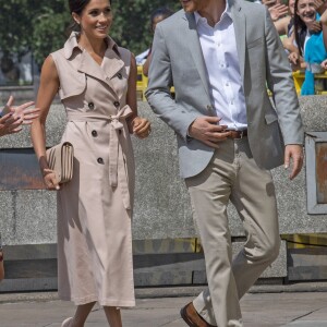 Le prince Harry, duc de Sussex et Meghan Markle (en robe Nonie) lors de leur visite de l'exposition commémorative de la naissance de Nelson Mandela au centre Southbank à Londres le 17 juillet 2018