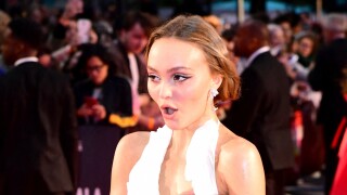 Lily-Rose Depp : Accident de décolleté sur le tapis rouge, devant son amoureux