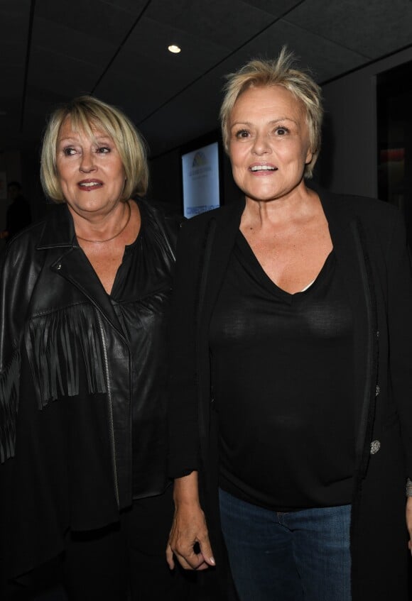 Muriel Robin avec sa soeur Nydia Robin - Générale du nouveau spectacle "Muriel Robin et Pof !" au Palais des Sports à Paris le 3 octobre 2019. © Coadic Guirec/Bestimage