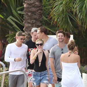 Miley Cyrus, Cody Simpson et Patrick Schwarzenegger à Miami en 2014.