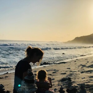 Laetitia Milot et sa fille Lyana à la plage, photo Instagram du 14 juillet 2019