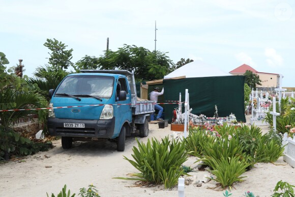 Exclusif - Illustration des travaux en cours à côté de la tombe de Johnny Hallyday au cimetière de Lorient à Saint Barthélemy le 17 septembre 2019. La construction concerne un caveau de 4 places qui accueillera le cercueil de Johnny.