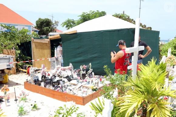 Exclusif - Illustration des travaux en cours à côté de la tombe de Johnny Hallyday au cimetière de Lorient à Saint Barthélemy le 17 septembre 2019. La construction concerne un caveau de 4 places qui accueillera le cercueil de Johnny.