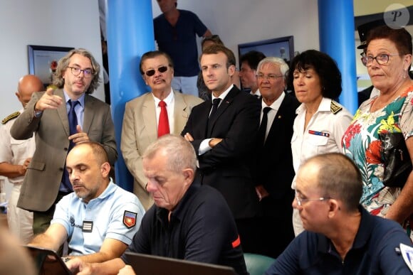 Le président de la République française Emmanuel Macron visite le centre opérationnel de crise (censé faire face à tout nouvel ouragan) avec le président de la fédération de Saint-Barthélemy, Bruno Magras, sur l'île de Saint-Barthélemy, Antilles française, France, le 30 septembre 2018, un an après le passage des ouragans Irma et Maria. © Thomas Samson/Pool/Bestimage