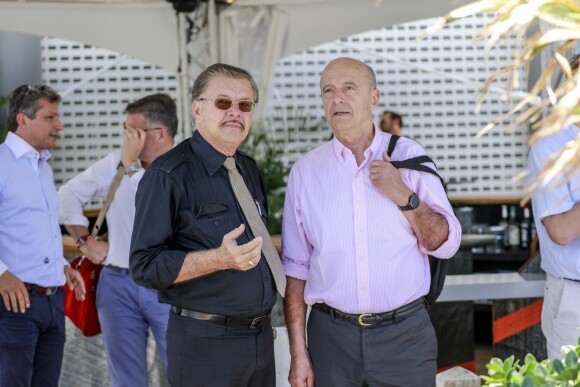 Alain Juppé en visite sur l'île de Saint-Barthélémy rencontre le président de la collectivité Bruno Magras Au programme : promenade en ville et cocktail au Do Brazil - Saint-Barthélémy le 9 avril 2016.