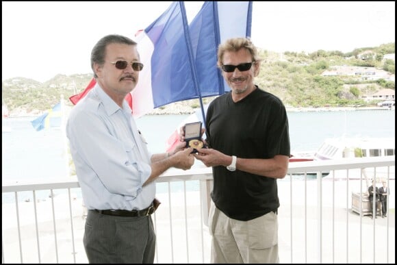 Exclusif - Johnny Hallyday reçoit des mains du maire de Saint-Barthélemy Bruno Magras la médaille de l'île le 16 février 2006.