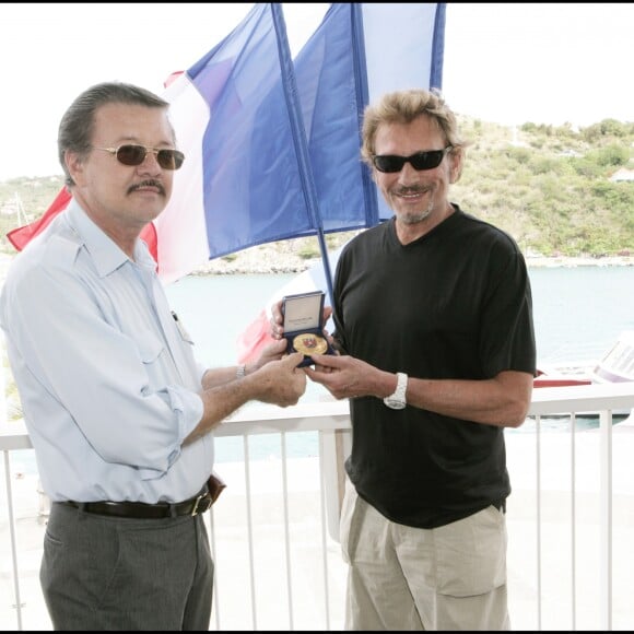 Exclusif - Johnny Hallyday reçoit des mains du maire de Saint-Barthélemy Bruno Magras la médaille de l'île le 16 février 2006.