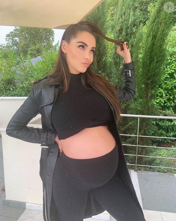 Nabilla Benattia enceinte de 8 mois, prend la pose sur Instagram, le 3 octobre 2019