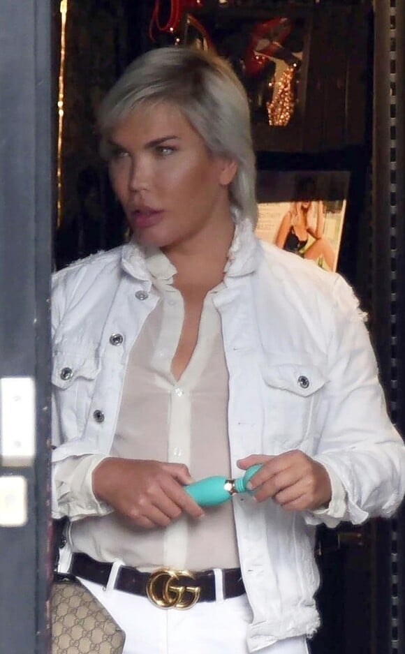 Exclusif - Le Ken humain Rodrigo Alves est allé faire du shopping dans un sex shop à Londres, le 19 août 2019. Rodrigo s'intéresse aux vibromasseurs dans le magasin.  For Germany call for price Exclusive - Brazilian-British television personality and the self proclaimed Human Ken Doll Rodrigo Alves pops into a sex shop during his shopping trip where he finds all sorts of sexual items including a vibrator out in Soho on August 19th 2019.19/08/2019 - 