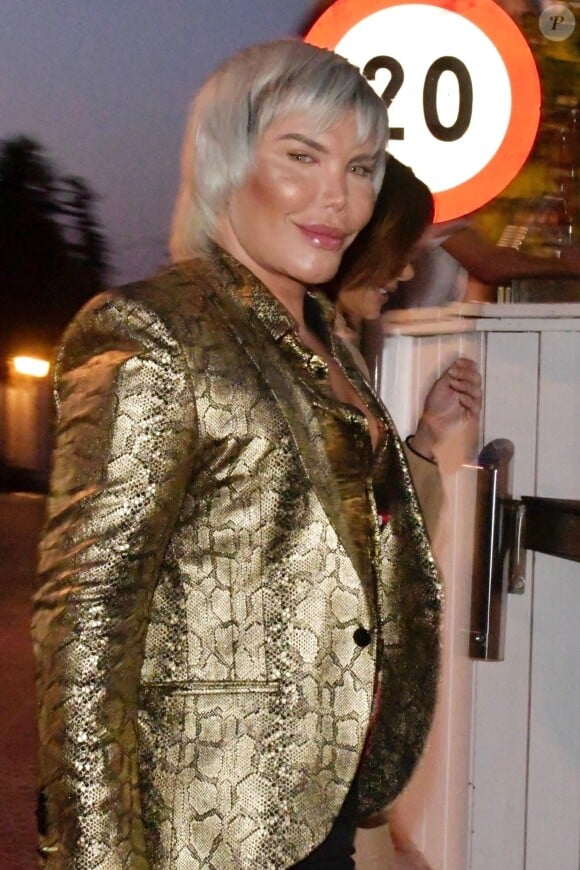 Exclusif - Rodrigo Alves embrasse Danni Levy dans les rues de Marbella. Le 3 août 2019  Exclusive - For Germany Call for price - Marbella, SPAIN - Human Ken doll Rodrigo Alves kisses Danni Levy while on a night out in Marbella. On August 3rd 201903/08/2019 - Marbella