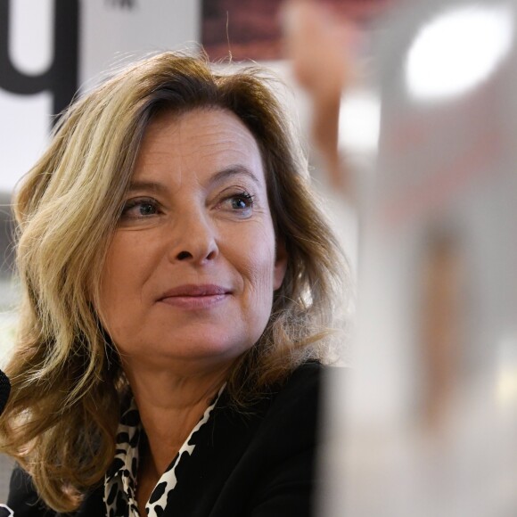 La journaliste Valérie Trierweiler dédicace son nouveau livre "On se donne des nouvelles" à la librairie Filigranes à Bruxelles, Belgique, le 2 octobre 2019.