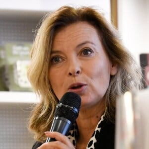 La journaliste Valérie Trierweiler dédicace son nouveau livre "On se donne des nouvelles" à la librairie Filigranes à Bruxelles, Belgique, le 2 octobre 2019.