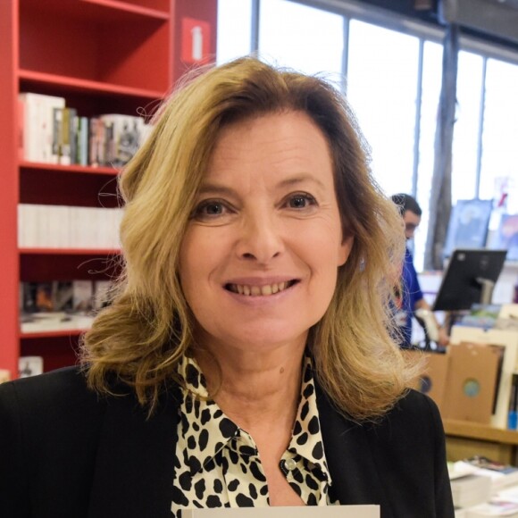 La journaliste Valérie Trierweiler dédicace son nouveau livre "On se donne des nouvelles" à la librairie Filigranes à Bruxelles, Belgique, le 2 octobre 2019.