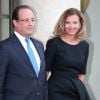 François Hollande et Valérie Trierweiler - Diner en l'honneur de Mr Joachim Gauck président fédéral d'Allemagne au palais de l'Elysée à Paris, le 3 septembre 2013.