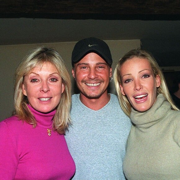 Anniversaire de Mickaël Winter avec sa mère Catherine Fefeu et sa soeur Ophélie Winter. Paris. Le 4 novembre 1999.