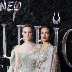 Elle Fanning et Angelina Jolie assistent à l'avant-première du film "Maléfique : Le Pouvoir du mal" à l'Imax Odeon de Londres, le 9 octobre 2019.