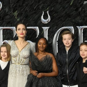 Angelina Jolie et ses enfants Vivienne, Zahara, Shiloh et Knox Jolie-Pitt assistent à l'avant-première du film "Maléfique : Le Pouvoir du mal" à l'Imax Odeon de Londres, le 9 octobre 2019.