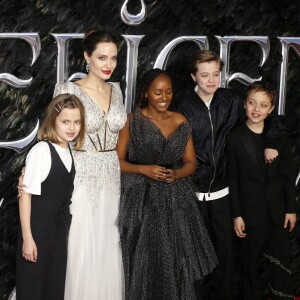 Angelina Jolie et ses enfants Vivienne, Zahara, Shiloh et Knox Jolie-Pitt assistent à l'avant-première du film "Maléfique : Le Pouvoir du mal" à l'Imax Odeon de Londres, le 9 octobre 2019.